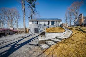 Mount carmel is a city in hawkins county, tennessee, united states. 341 Pine St Mount Carmel Tn 37645 30 Photos Mls 9919131 Movoto