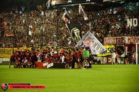 The club was founded on 3 november 1903, and is named after isaac newell of the english county of kent. Fans Of Newell S Old Boys On Training Before The Derby