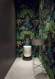 inspiratie voor de inrichting en styling van een stijlvol en kleurrijk toilet tropisch behang badkamerideeen klein toilet