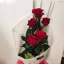 La rosa rossa è per eccellenza il fiore per esprimere tutta la passione che si nutre per la persona amata. Mazzo Di 5 Rose Rosse Con Consegna A Domicilio