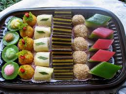 Reso mayo, lemper, sosis solo, sus fla, pie buah, talam abon, eclair, lumpur pandan, roll pandan 16 Kue Tampah Hantaran Ideas Indonesian Food Food And Drink Food
