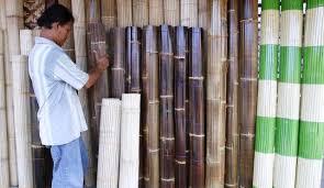 Cara membuat kandang ayam petelur bisa dilakukan dengan menyiapkan buatlah dari bahan kawat yang murah atau bambu dengan agak renggang sehingga kotoran dapat langsung jatuh ke tanah. Foto Info Belanja Tirai Bambu Mulai Rp30 000 Per Meter Persegi