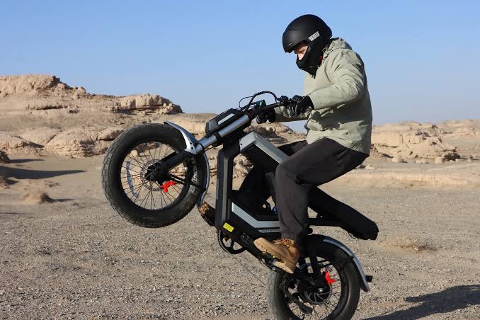 Futuristic AOTOS Flux X26 blends e-bike utility with e-moto performance