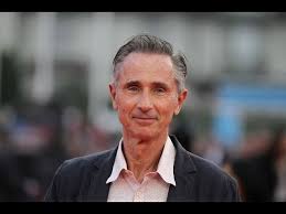 Thierry lhermitte incarne martin le foll, un médecin réputé soudainement atteint. Thierry Lhermitte Mon Film Sur Derrick Se Tournera L An Prochain Youtube