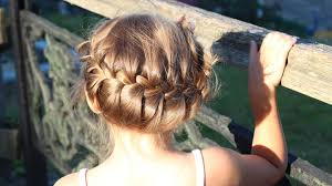 Große bildergalerie mit hochsteckfrisuren 2015 zum selbermachen mit locken, diadem, blumen und anleitung hochsteckfrisuren schnell und einfach selbermachen für sie hochsteckfrisuren selbermachen. Kinderfrisuren Anleitungen Vorlagen Geolino