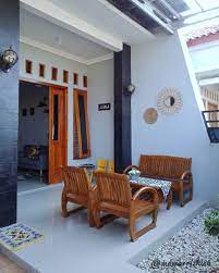 Ada yang menjadikan teras sebagai pelengkap, namun ada pula desain teras yang memiliki fungsi lebih daripada umumnya, fungsi teras lebih mirip seperti ruang untuk menyambut tamu. 12 Ide Sulap Teras Depan Rumah Jadi Ruang Tamu Gampang Ditiru Rumah123 Com