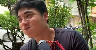 Vợ chồng Huy Khánh thách nhau đi ăn đậu phụ thối nhưng tội nghiệp nhất  là... anh quay phim