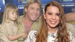 Последние твиты от bindi irwin (@bindiirwin). Steve Irwins Tochter Bindi Brautkleid Hat Eine Emotionale Geschichte Gala De