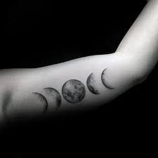 Did you scroll all this way to get facts about vollmond tattoo? 74 Tatowierungen Der Mondphasen Mit Ihrer Bedeutung