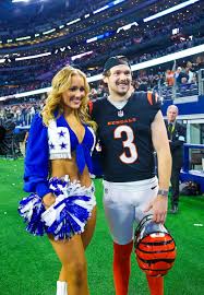 Bengals kicker Cade York kisses Cowboys cheerleader girlfriend Zoe Dale  after his win - ABC News