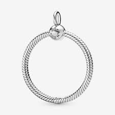 Company aims to make diamond jewellery accessible to a wider audience. Pandora Moments Medium O Pendant Kettenanhanger Pandora