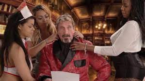 American businessman and computer antivirus software creator john mcafee was found dead in a spanish prison cell on wednesday. Skurriles Exzess Video John Mcafee Nimmt Sich Selbst Auf Die Schippe