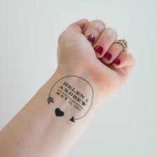 Ecriture tatouage simulation pour infos je pense faire un petit papillon sans couleurs et avec peu ehh beh moii sa serait pour savoir le prix d'un tatouage au poignet en moi je veux savoir le prix d'une petite. 155 Idees De Tatouage D Inspiration Ornement De Corps Temporaire Pour L Ete