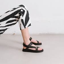 Les sandales plates se portent de préférence avec des jupes, des shorts ou des robes fluides. Sandales A Plateforme Et Bride Epaisse Femme En Cuir Noir Jonak