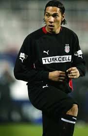 Takımı valencia'da oynarken adına gambiya dilinde güç demek ve babasının da adı olan alieu'yu ekledi. Carew Ville Naermere Sonnen