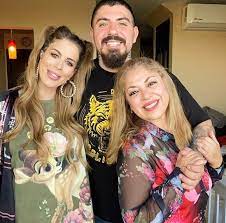 Este domingo 10 de mayo, en el marco del día de la madre, sargento rap compartió una fotografía en compañía de su mamá y su pareja, quien está esperando un bebé. Sargento