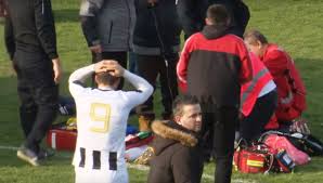 Decorria o minuto 30 da partida e o árbitro interrompeu. Jogador Croata Morre Em Campo Apos Ser Atingido Com A Bola De Jogo Futebol Internacional Publico
