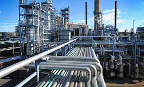 Este situată în orașul câmpina, la circa 100 kilometri nord de bucurești și ocupă o suprafață de 49,6 ha. 160 De Ani De Rafinare Steaua RomanÄƒ TrecutÄƒ Prin Bombe Si Prin Crize Capital