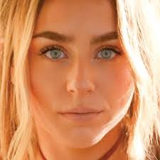 Kelly Brazelton's Instagram, Twitter & Facebook