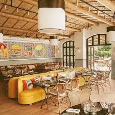 L Harmonie Des Couleurs Les Touches De Jaune Viennent Completer L Interieur Du Beefbar Dans Un Esprit Chaleureux Avec Interior Architect Hotel Saint Tropez