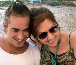 Παράταση lockdown στην αττική κατά μία εβδομάδα εισηγούνται οι ειδικοί. 22 Xronia Gamoy Gia Kaith Garmph Dionysh Sxoina Kai To Giortasan Me Ayth Th Fwto Queen Gr