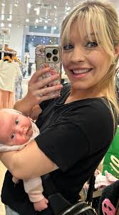 My mom and I took Kiera to the mall for the first time today and it felt  like a dream! Having our first girls day with my baby🥹 She slept majority  of