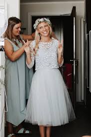 Sie zeigt die ereignisse des ladens bridals by lori im atlantaner die nacht aller nächte. Kurzes Brautkleid Mit Modernem Spitzentop Und Tullrock In Graublau Fuer Die Standesamtliche Trauung Auf Brautkleid Spitze Kurzes Hochzeitskleid Brautkleid Kurz