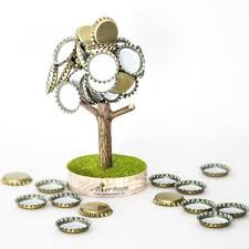 Bierbaum Jetzt Im Design3000 De Shop Kaufen Der Baum Der Mitwachst Und Zwar Mit Jedem Bier Kronkorkenwerfen Ein N Bierbaum Geschenk Ehemann Geschenkideen