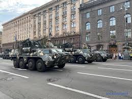 На головних вулицях столиці хрещатик та майдан незалежності передбачено масштабний військовий парад із прольотами авіаційної техніки. Dhit5md B6oxym