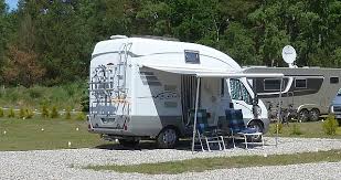 Viele urlauber die mit ihrem wohnmobil oder kastenwagen unterwegs sind, stellen immer wieder fest, dass es mitunter probleme gibt die marquise die markise wird ausgefahren und in die multianker eingehängt, dann befestigt man den multianker 2.0 an einer glatten fläche seines fahrzeugs, am. Markise Am Wohnmobil Notwendig Oder Uberflussig Umiwo Unterwegs Mit Dem Wohnmobil