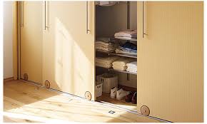 Da es sich dabei zudem um eine art grundanleitung für den selbstbau von schränken handelt, müssen die anleitung und die materialliste nur entsprechend abgeändert werden, wenn der schrank aus anderen materialien, in einer anderen größe oder mit einer anderen aufteilung gebaut werden soll. Schiebeturenschrank Selber Bauen Selbst De