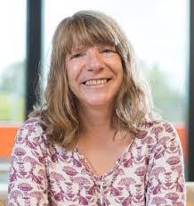 Lois Wray's Instagram, Twitter & Facebook