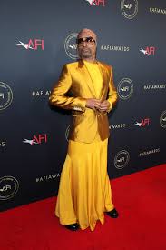 Billy porter (pittsburgh, 21 de septiembre de 1969) es un artista estadounidense, cantante y actor de teatro de broadway.asistió al programa de teatro musical en la escuela de drama de la escuela de artes creativas y escénicas de pittsburgh, se graduó de la escuela de drama de la universidad carnegie mellon y alcanzó fama en broadway antes de comenzar una carrera en solitario como cantante. Golden Globes 2019 At The Parties The Winner Is Billy Porter The New York Times