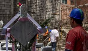 Cuenta la profecía que sólo un albañil de corazón puro y virgen podrá desenterrar la cuchara y así convertirse en el dios de la construcción. Por Que Se Festeja El Dia Del Albanil Fernanda Familiar