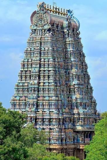 The magnificent Yali sculpture at the sacred Meenakshi Amman Temple in Madurai, Tamil Nadu 🇮🇳 Yali, the mythical guardian beast of ancient Hindu temples, blends the lion's strength with the dragon's ferocity —