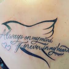 One of the best ideas for a memorial tattoo is to ink the favorite quotes of the deceased person and that too in your native language just like this. 55 Inspiring In Memory Tattoo Ideen Halten Sie Ihre Liebsten Close Tattoo In Loving Memory Tattoos Memorial Tattoos Remembrance Tattoos