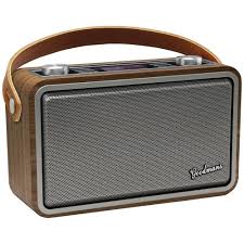 If the radio is on, docking the ipod causes the reception strength to drop by 2 bars while the ipod's backlight is lit. Goodmans Hp1wod Heritage Portable Digital Radio Wood Amazon Co Uk Tv Digital Radio Radio Retro Radios