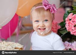 Gadis Kecil Atas Meja Dengan Kue Ulang Tahun Dan Balon — Foto Stok ©  TsybinaElena #377714602