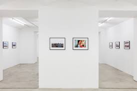 Die ausstellung haltung und pose umspannt sechs jahrzehnte ihres vielfältigen künstlerischen werks und macht den fotografischen kosmos semotans in vielschichtigen herangehensweisen an das medium fotografie erfahrbar. Elfie Semotan Galerie Gabriele Senn