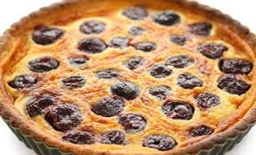 Clafoutis Aux Pruneaux Pour 8 Personnes Recettes Elle A Table Recette Clafoutis Aux Pruneaux Recettes De Cuisine Recette Clafoutis