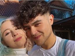 Diversidad sexual: una influencer pansexual inició un noviazgo con un joven  gay