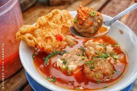 Adunan ini akan dibentuk seperti bunga cincin sebelum dicelup dengan adunan tepung beras dan digoreng. Murah Meriah Bakso Malang Kesukaan Netizen Buat Makan Siang