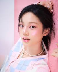 나비, 다비 @yyodavi 스크린 위로 나비처럼 사뿐히 날아온 우다비의 무드 체인지 뷰티. 장면마다 다른 다비가 반짝, 또 반짝!  Woo Davi, flutters onto the screen like a butterfly, switching up her  beauty mood.