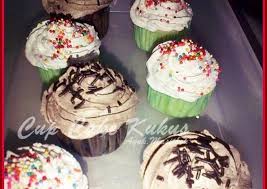Tiramisu kukus toping coklat warna warni enak. Cup Kek Kukus