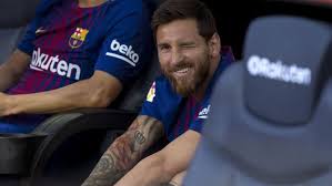 Diciembre 2014 · meses después, messi decidió mejorar el tatuaje de su pie izquierdo rodeando el nombre de thiago dentro de un corazón y dos alas, y añadiendo en la espinilla una espada clavada en una corona de rosas, un balón de fútbol y el número 10. Se Pico La Liga De Espana Perdio El Atletico Madrid Y Messi Se Ilusiona Con Ser Campeon Otra Vez Voxpopuli Tu Voz Es Noticia