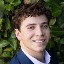 How to Engage with Students at College Fairs