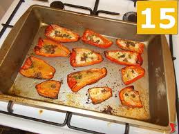 Un contorno sfizioso e goloso per accompagnare i vostri secondi piatti! Peperoni Al Forno Gratinati Peperoni Ricette