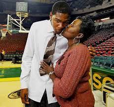 Kevin Durant S Mom Wanda Pratt Playerwives Com Kevin Durant Kevin Durant Mom Sports Illustrated Kids