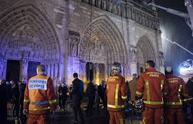 Et a pris dans les combles de la cathédrale. Incendie A Notre Dame De Paris Le Feu Est Completement Maitrise Et Partiellement Eteint