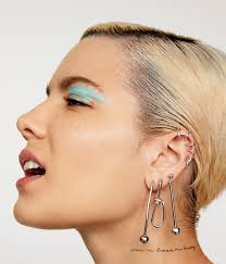 Watch official videos from halsey including \without me\, \alone\, \bad at love\, \colors\ and more. Halsey Shares Her Beauty Philosophy And Favorite Makeup With Allure Allure